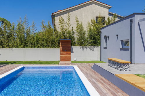 Foto 44 - Casa con 4 camere da letto a Pola con piscina privata e vista mare