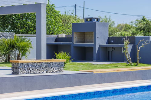 Foto 47 - Casa con 4 camere da letto a Pola con piscina privata e giardino