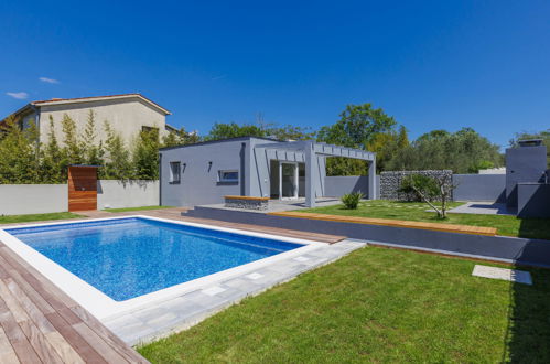 Foto 43 - Casa con 4 camere da letto a Pola con piscina privata e vista mare