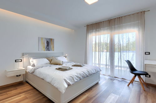 Foto 28 - Casa con 4 camere da letto a Pola con piscina privata e vista mare