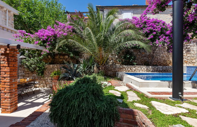 Casa de 3 quartos em Sutivan com piscina privada e jardim - Foto 29