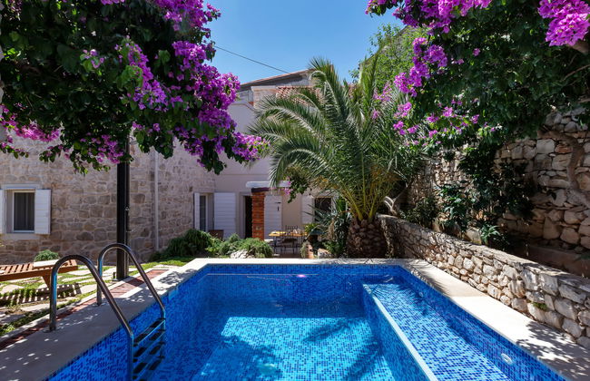 Casa de 3 quartos em Sutivan com piscina privada e jardim - Foto 1