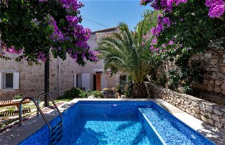 Foto 1 - Casa con 2 camere da letto a Sutivan con piscina privata e vista mare