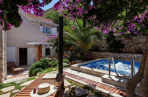 Foto 3 - Casa de 2 quartos em Sutivan com piscina privada e vistas do mar