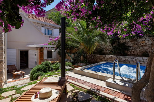 Foto 3 - Casa de 2 quartos em Sutivan com piscina privada e jardim