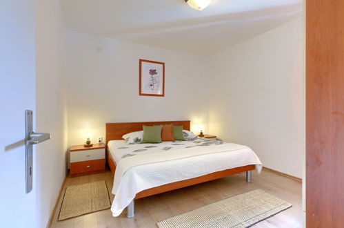 Foto 11 - Appartamento con 2 camere da letto a Poreč con giardino e vista mare