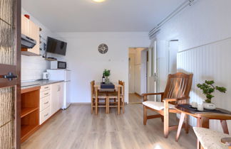 Foto 3 - Appartamento con 2 camere da letto a Poreč con giardino e vista mare
