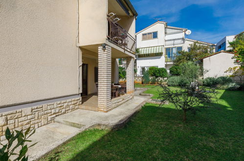 Photo 17 - 2 bedroom Apartment in Poreč with garden and sea view