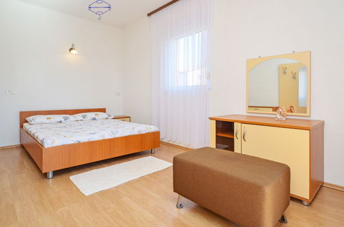 Photo 12 - 4 bedroom House in Novigrad with private pool and garden