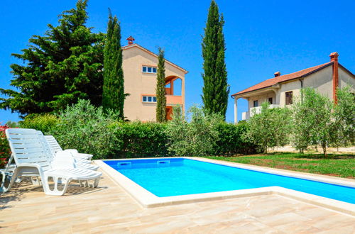 Photo 14 - 4 bedroom House in Novigrad with private pool and garden