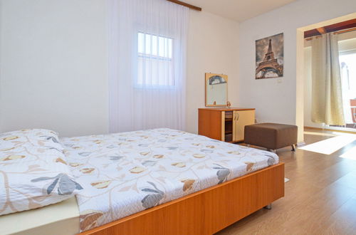 Photo 13 - 4 bedroom House in Novigrad with private pool and garden