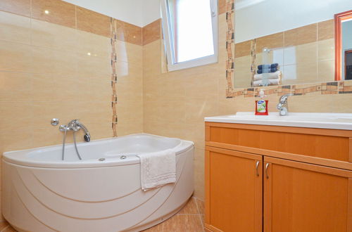 Photo 21 - 4 bedroom House in Novigrad with private pool and garden
