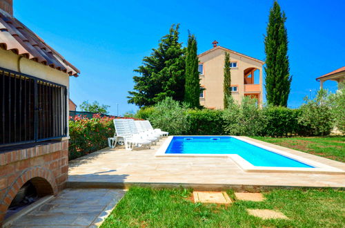 Photo 9 - 4 bedroom House in Novigrad with private pool and garden