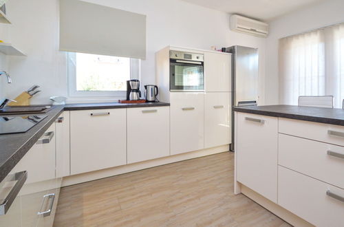 Photo 6 - 4 bedroom House in Novigrad with private pool and garden