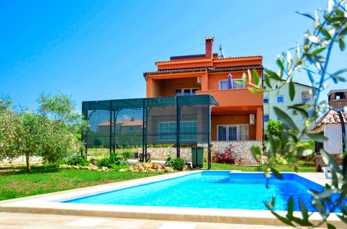 Photo 11 - 4 bedroom House in Novigrad with private pool and garden