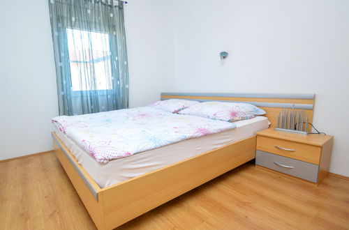 Photo 20 - 4 bedroom House in Novigrad with private pool and garden