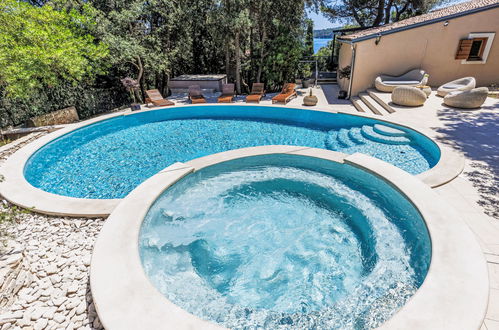 Foto 9 - Casa con 6 camere da letto a Pola con piscina privata e giardino