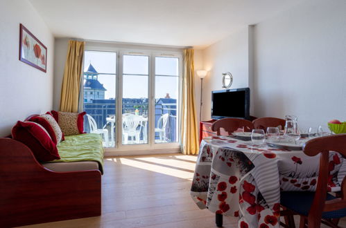 Foto 7 - Appartamento con 2 camere da letto a Dives-sur-Mer con piscina e vista mare