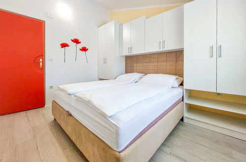 Photo 3 - 2 bedroom Apartment in Baška with garden