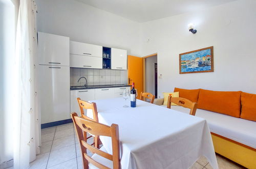 Photo 18 - 2 bedroom Apartment in Baška with garden