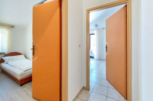 Photo 8 - 2 bedroom Apartment in Baška with garden