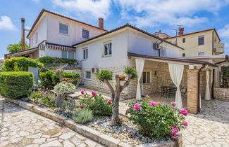 Foto 3 - Apartamento de 1 quarto em Umag com piscina e jardim