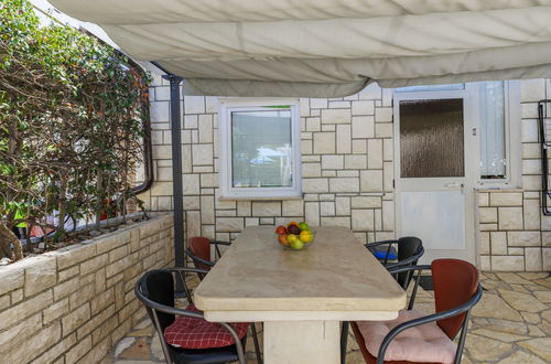 Foto 5 - Apartamento de 1 quarto em Umag com piscina e jardim
