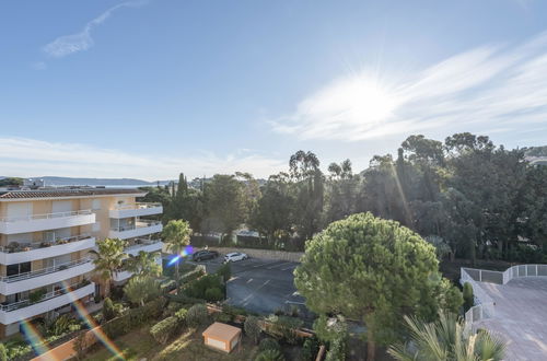 Foto 20 - Appartamento con 2 camere da letto a Cavalaire-sur-Mer con piscina e vista mare