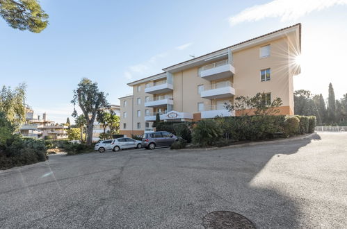 Foto 19 - Apartamento de 2 habitaciones en Cavalaire-sur-Mer con piscina y terraza