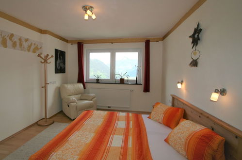 Foto 5 - Appartamento con 4 camere da letto a Hainzenberg con terrazza e vista sulle montagne