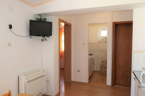 Foto 15 - Appartamento con 2 camere da letto a Gradac con vista mare