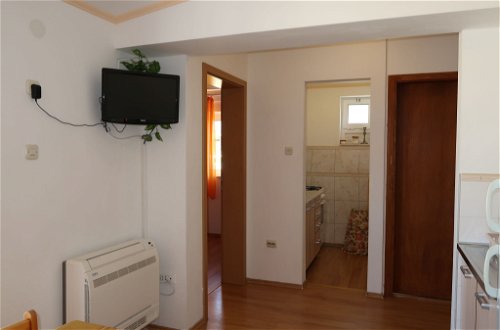 Foto 16 - Appartamento con 2 camere da letto a Gradac con vista mare