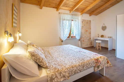 Foto 25 - Casa con 2 camere da letto a Lupoglav con piscina privata e terrazza