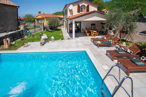 Photo 16 - 2 bedroom House in Lupoglav with private pool and terrace