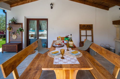 Photo 10 - Maison de 2 chambres à Lupoglav avec piscine privée et terrasse