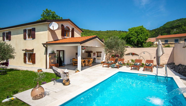 Photo 1 - Maison de 2 chambres à Lupoglav avec piscine privée et terrasse