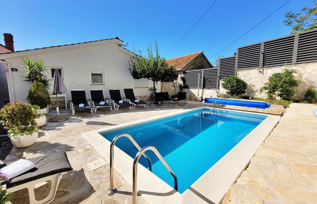 Casa de 3 quartos em Kula Norinska com piscina privada e jardim - Foto 1