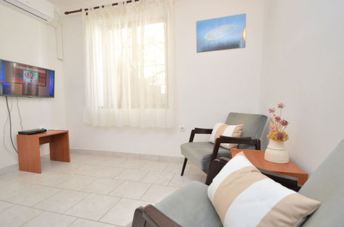 Foto 4 - Apartamento de 2 quartos em Sibenik com jardim e terraço