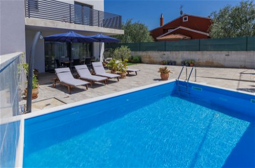 Foto 14 - Casa de 3 habitaciones en Poreč con piscina privada y vistas al mar
