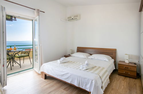 Foto 19 - Casa con 4 camere da letto a Makarska con piscina privata e vista mare