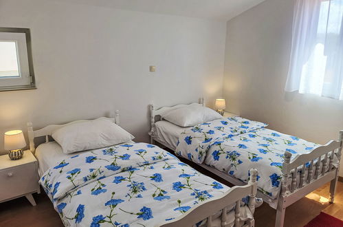 Foto 12 - Appartamento con 2 camere da letto a Sveti Filip i Jakov con giardino e terrazza