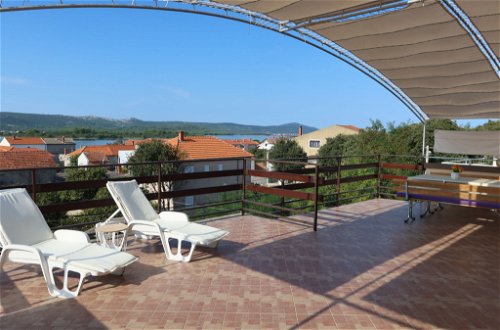 Foto 14 - Apartamento de 2 quartos em Sveti Filip i Jakov com jardim e vistas do mar