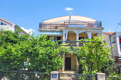 Foto 2 - Apartamento de 2 quartos em Sveti Filip i Jakov com jardim e terraço