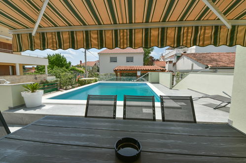 Foto 2 - Casa con 4 camere da letto a Sukošan con piscina privata e giardino