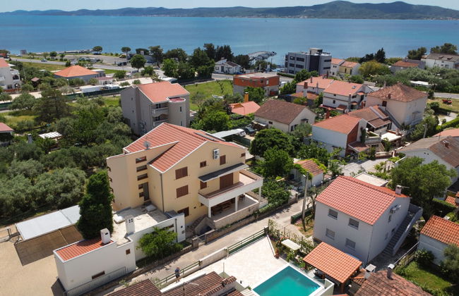 Casa de 5 quartos em Sukošan com piscina privada e jardim - Foto 1