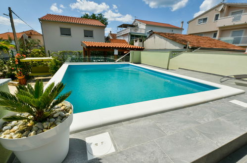 Foto 3 - Casa con 4 camere da letto a Sukošan con piscina privata e giardino