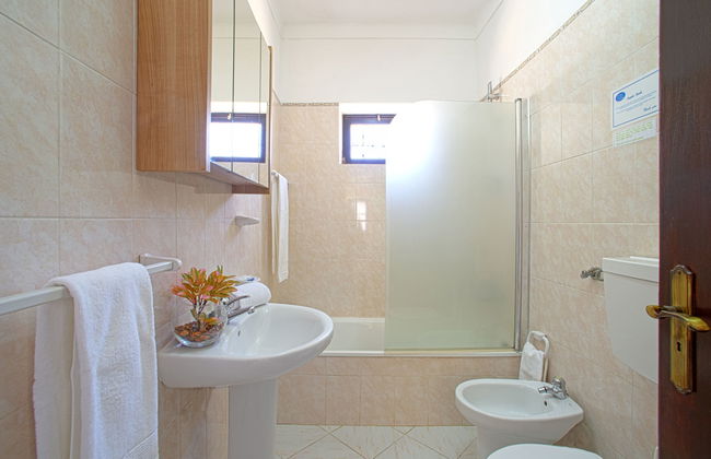 4 bedroom House in Albufeira with private pool and garden - Photo 18