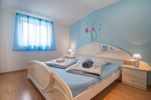 Foto 9 - Appartamento con 2 camere da letto a Senj con piscina e vista mare