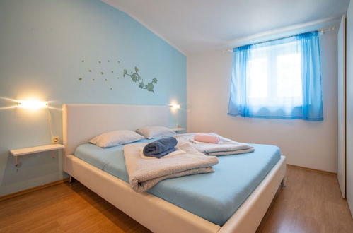 Foto 10 - Appartamento con 2 camere da letto a Senj con piscina e vista mare