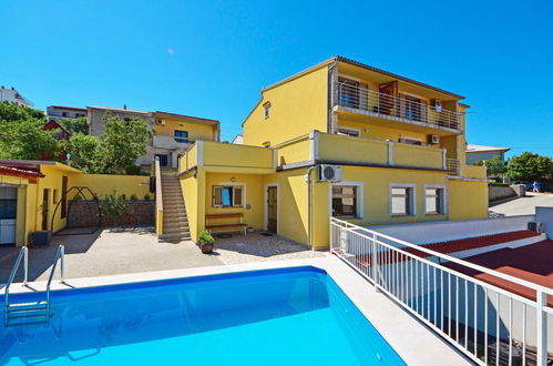 Foto 17 - Apartamento de 2 quartos em Senj com piscina e terraço